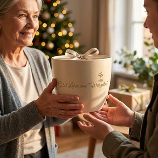 Personalisierter Blumentopf mit Gravur — Dankeschön Pflegefachkraft — als persoenliche Geschenk-Uebergabe