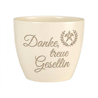 Personalisierter Blumentopf mit Lasergravur — Geschenk für treue Gesellin — Detailansicht der Lasergravur
