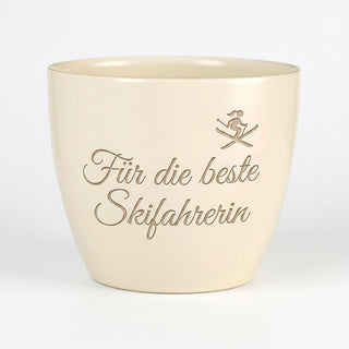 Personalisierter Blumentopf — Geschenk Skifahrerin & Wintersport-Fan — Detailansicht der Lasergravur