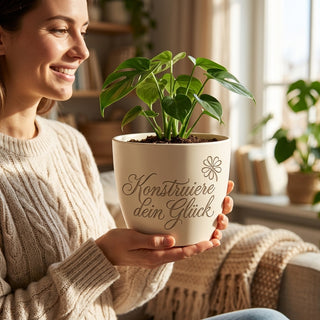 Personalisierter Blumentopf mit Gravur — Geschenk für Bauingenieur — im Wohnambiente