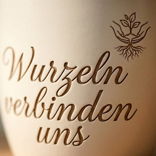 Personalisierter Blumentopf mit Gravur — Geschenk Cousine Geburtstag — Detailaufnahme