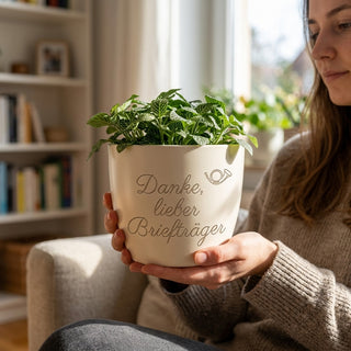 Personalisierter Blumentopf mit Gravur — Danke-Geschenk Briefträger Postbote — im Wohnambiente
