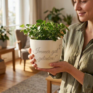 Personalisierter Blumentopf mit Gravur — Geschenk Elektroingenieur — im Wohnambiente