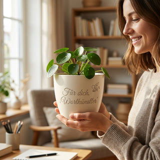 Personalisierter Blumentopf mit Gravur — Geschenk Werbetexter Wortkünstler — im Wohnambiente