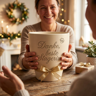 Personalisierter Blumentopf mit Gravur — Geschenk Home Stagerin Danke — als persoenliche Geschenk-Uebergabe
