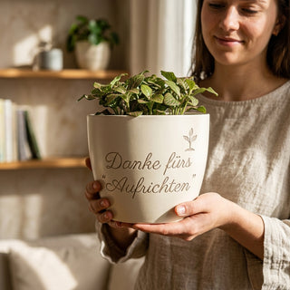 Personalisierter Blumentopf 'Danke fürs Aufrichten' — Geschenk Orthopäde — im Wohnambiente
