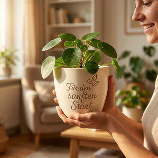 Personalisierter Blumentopf mit Gravur — Dankeschön für Entbindungspfleger — im Wohnambiente