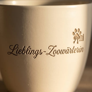 Personalisierter Blumentopf mit Gravur — Geschenk Zoowärterin Dank Abschied — Detailaufnahme
