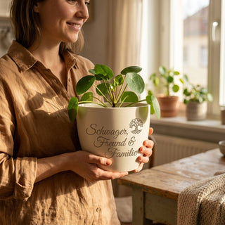 Personalisierter Blumentopf mit Gravur — Geschenk für Schwager zum Geburtstag — im Wohnambiente