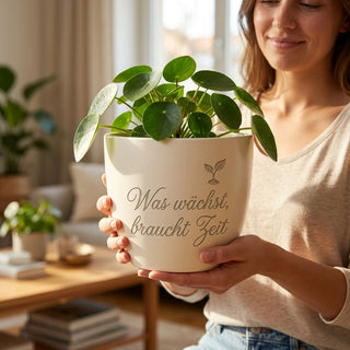 Personalisierter Blumentopf mit Gravur — Geschenk für Psychologen zur Praxiseröffnung — im Wohnambiente