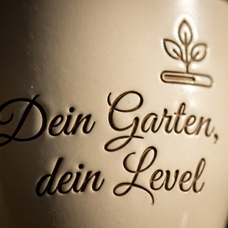 Geschenk für Zocker – Gravierter Blumentopf mit Persönlichkeit — Detailaufnahme