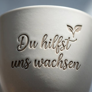 Personalisierter Blumentopf mit Gravur — Geschenk Familienhelfer Danke — Detailaufnahme
