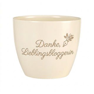 Personalisierter Blumentopf mit Gravur — Geschenk Foodbloggerin Danke — Detailansicht der Lasergravur