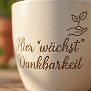 Personalisierter Blumentopf mit Gravur — Geschenk für Steuerfachangestellte — Detailaufnahme