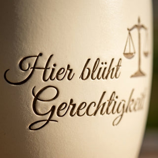 Personalisierter Blumentopf mit Gravur — Geschenk Richterin zur Berufung — Detailaufnahme