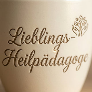 Personalisierter Blumentopf mit Gravur — Geschenk Heilpädagoge — Detailaufnahme