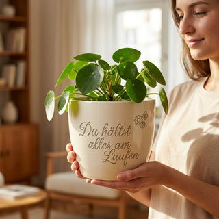 Personalisierter Blumentopf mit Gravur — Geschenk für Systemtechniker — im Wohnambiente