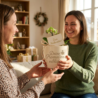 Persönliches Geschenk für Doktoranden – Blumentopf mit Gravur: Deine Promotion erblüht — als persoenliche Geschenk-Uebergabe