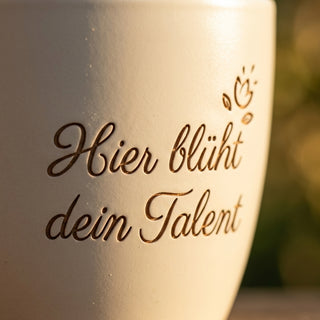 Personalisierter Blumentopf mit Gravur — Geschenk für Hobbyköster — Detailaufnahme