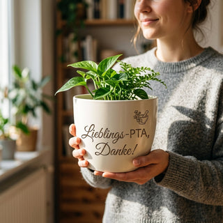Personalisierter Blumentopf mit Gravur — Dankeschön Geschenk für PTA — im Wohnambiente