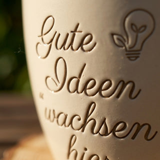 Personalisierter Blumentopf mit Gravur — Kreatives Geschenk Grafikdesigner — Detailaufnahme