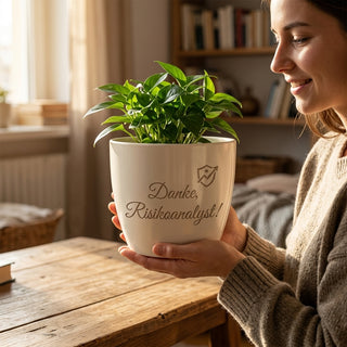 Personalisierter Blumentopf mit Gravur — Geschenk Risikoanalyst zum Abschied — im Wohnambiente