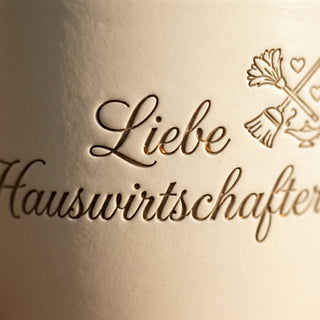 Personalisierter Blumentopf mit Gravur — Geschenk Hauswirtschafterin — Detailaufnahme