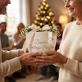 Personalisierter Blumentopf mit Gravur — Danke Geschenk für die Putzfrau — als persoenliche Geschenk-Uebergabe