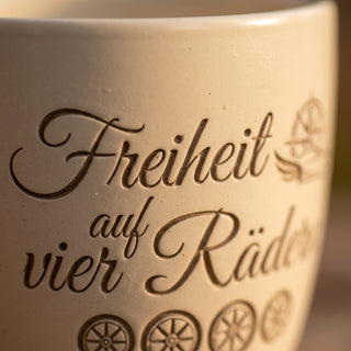 Personalisierter Blumentopf mit Gravur — Geschenk Camperin Wohnmobil — Detailaufnahme