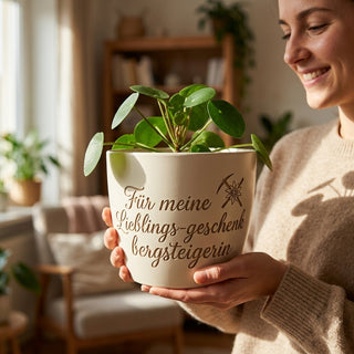 Personalisierter Blumentopf mit Gravur — Geschenk Bergsteigerin Abschied — im Wohnambiente