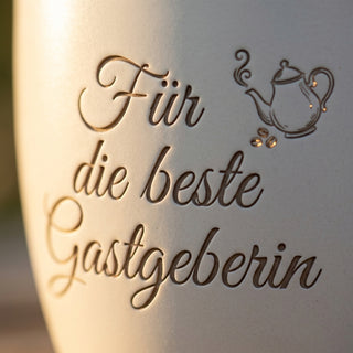 Persönliches Geschenk für die beste Gastgeberin – Gravur Blumentopf — Detailaufnahme