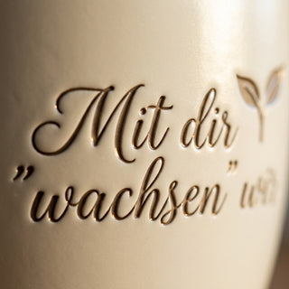 Personalisierter Blumentopf mit Gravur 'Mit dir wachsen wir' — Geschenk für Handelsvertreter — Detailaufnahme