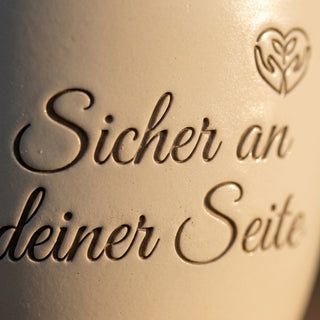 Personalisierter Blumentopf mit Gravur — Geschenk Personenschützer Dienstjubiläum — Detailaufnahme