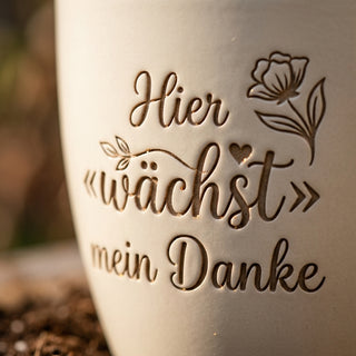 Personalisierter Blumentopf mit Gravur — Danke Geschenk Vermögensberater/in — Detailaufnahme