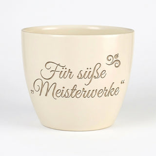 Blumentopf mit Lasergravur 'Für süße Meisterwerke' — Geschenk Patissier — Detailansicht der Lasergravur