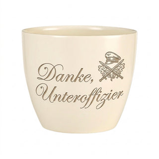 Personalisierter Blumentopf — Geschenk Unteroffizier Beförderung und Abschied — Detailansicht der Lasergravur