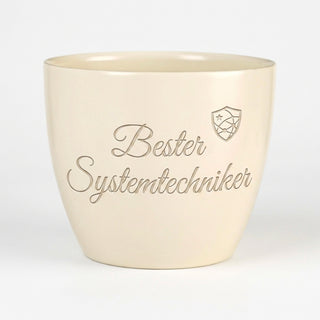 Personalisierter Blumentopf mit Lasergravur — Geschenk für Systemtechniker — Detailansicht der Lasergravur