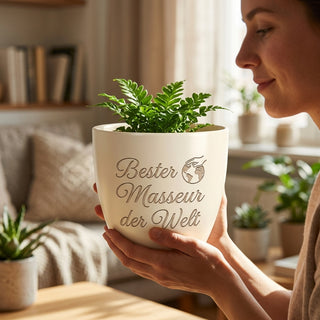 Personalisierter Blumentopf mit Lasergravur — Geschenk Sportmasseur & Physio — im Wohnambiente