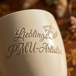 Persönliches Geschenk für die Lieblings-PMU-Artistin – Blumentopf mit Gravur — Detailaufnahme