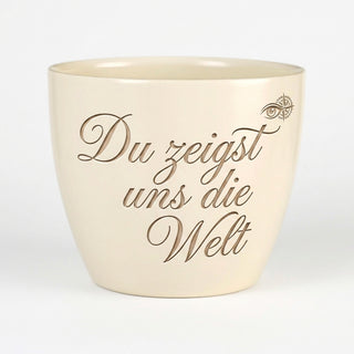 Personalisierter Blumentopf mit Gravur — Geschenk Reiseleiterin Abschied — Detailansicht der Lasergravur