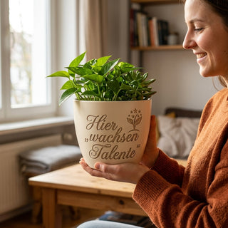 Personalisierter Blumentopf mit Gravur — Geschenk Recruiterin Abschied — im Wohnambiente