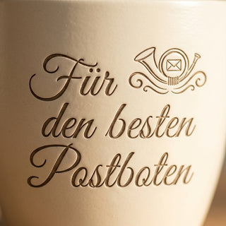 Persönlicher Blumentopf mit Gravur für den besten Postboten als Geschenk — Detailaufnahme