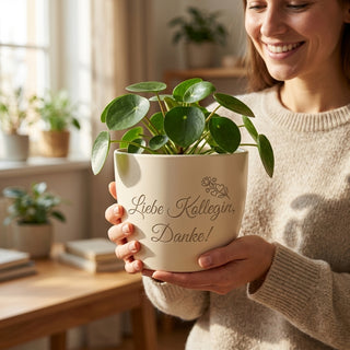 Personalisierter Blumentopf mit Gravur — Geschenk für die Pensionärin zum Abschied — im Wohnambiente