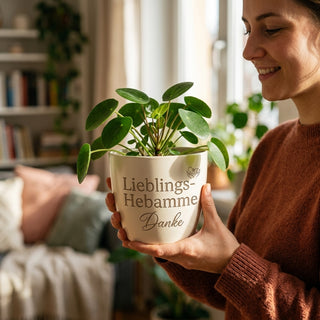 Personalisierter Blumentopf mit Gravur — Danke Geschenk für Hebamme — im Wohnambiente