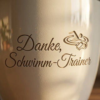 Personalisierter Blumentopf mit Gravur — Danke Geschenk Schwimm-Trainer — Detailaufnahme