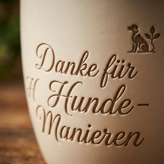 Personalisierter Blumentopf mit Gravur — Geschenk Hundetrainerin Abschied — Detailaufnahme