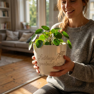 Personalisierter Blumentopf mit Gravur — Geschenk Sportmediziner Dankeschön — im Wohnambiente