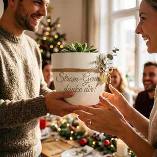 Personalisierter Blumentopf mit Gravur — Geschenk Elektroniker Abschied Dankeschön — als persoenliche Geschenk-Uebergabe