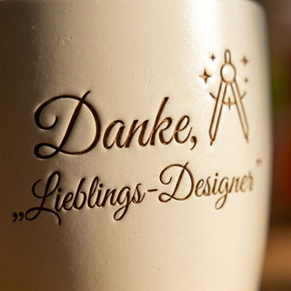 Blumentopf mit Gravur „Danke, Lieblings-Designer“ — Geschenk UI Designer — Detailaufnahme