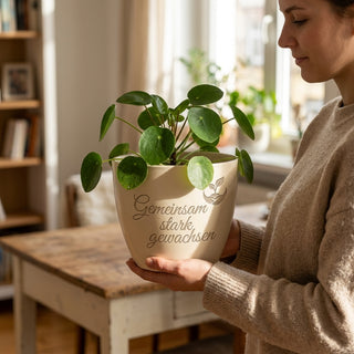 Personalisierter Blumentopf mit Gravur — Geschenk Geschäftspartnerin — im Wohnambiente